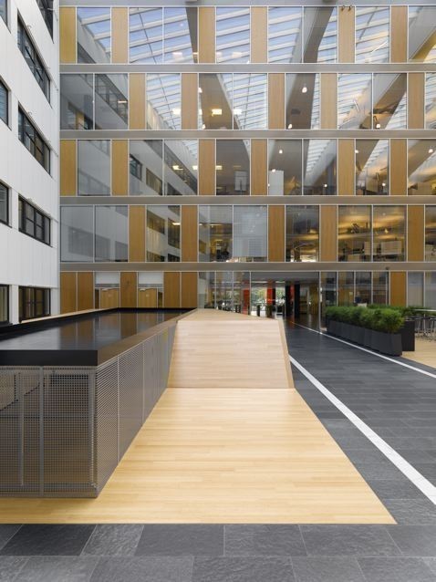 Atrium med kantine Galleribilde