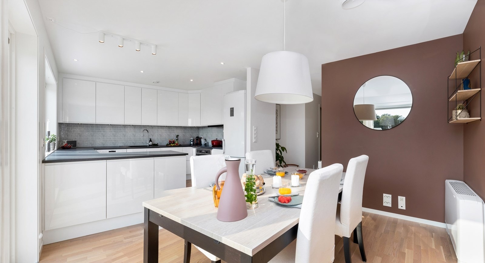 Den åpne løsningen sammen med de store vindusflatene gir en meget god romfølelse Galleribilde