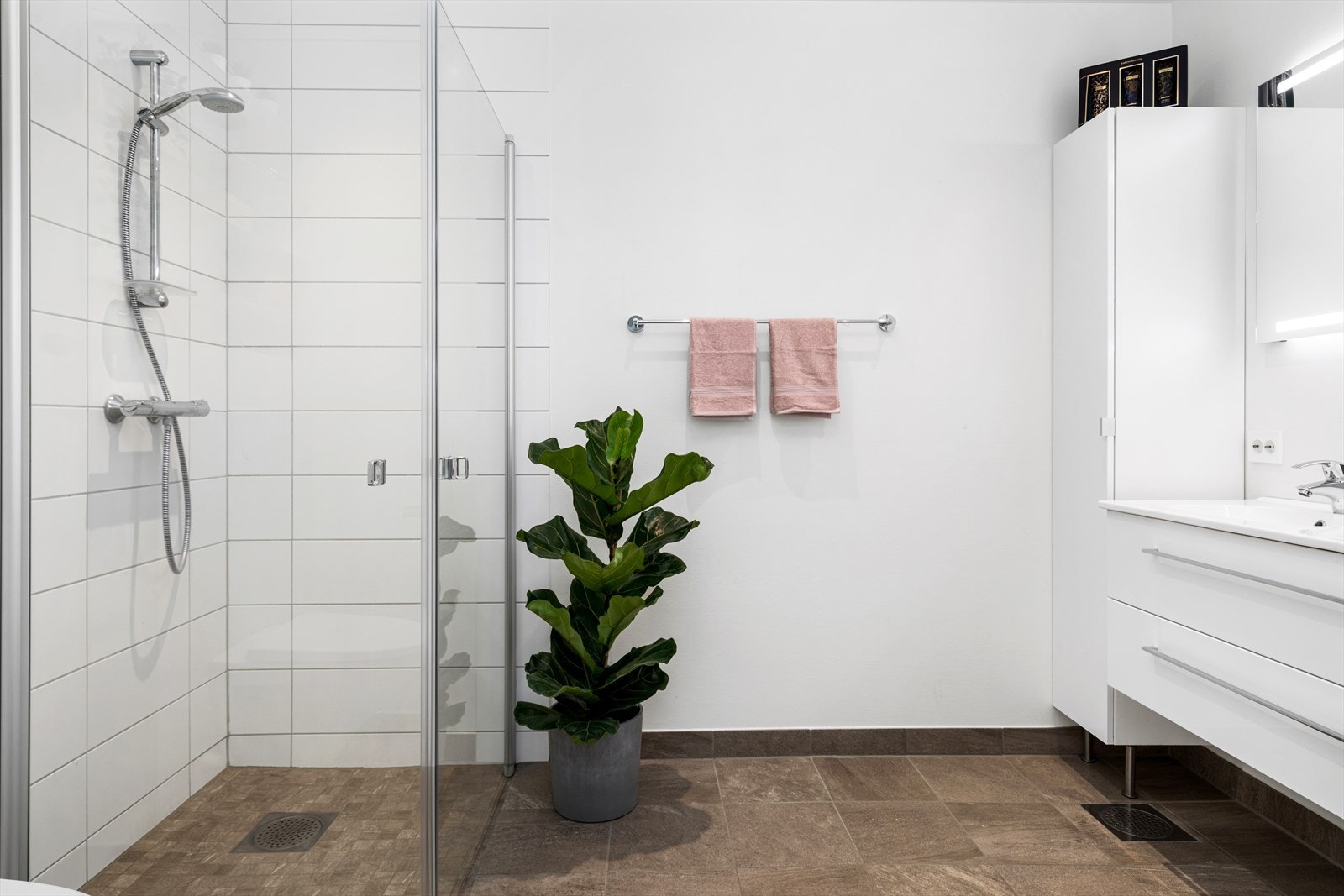 Innbydende bad med vannbåren varme i gulv Galleribilde