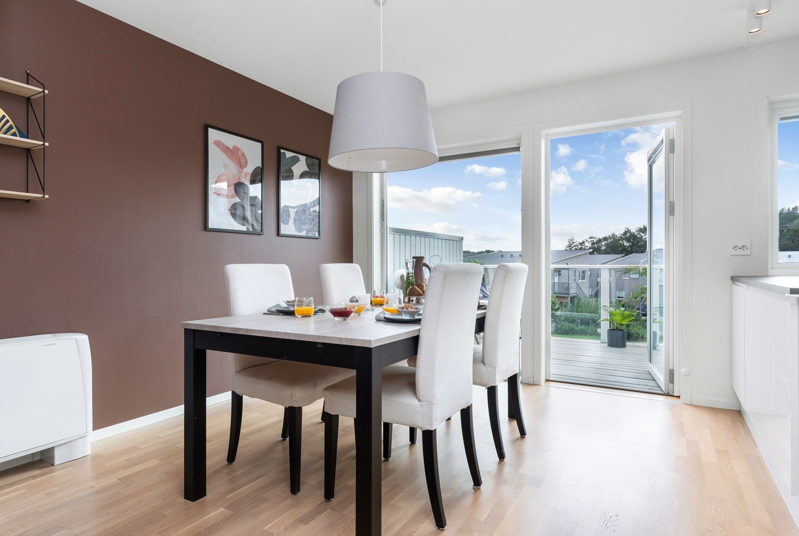 Fra kjøkken er det også utgang til koselig og solrik balkong Galleribilde