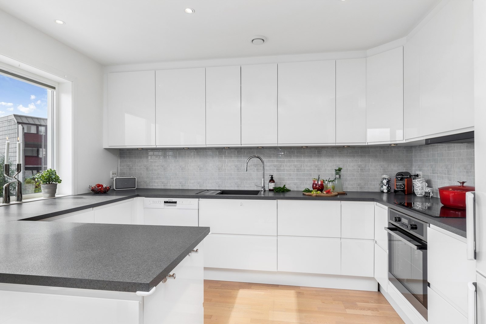 Kjøkkenet har meget god skapplass Galleribilde