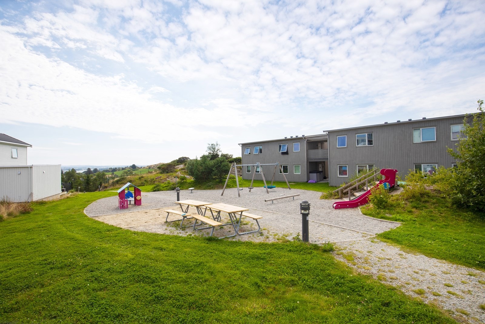 Barnevennlig område med nærhet til både lekeplasser, skole og barnehage Galleribilde