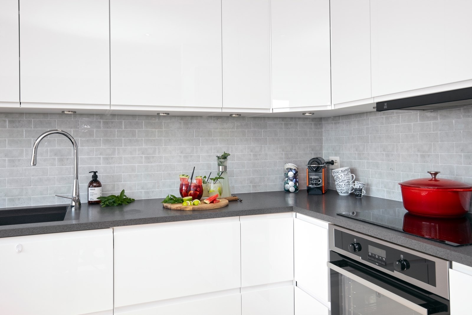 Kjøkkenet har Electrolux stekeovn med pyrolyse, samt ny (2020) electrolux induksjonsplatetopp med utvidet kokesone Galleribilde