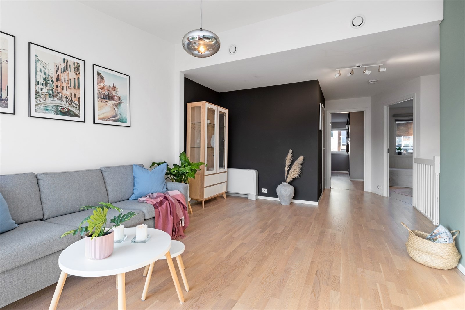 Stuen er av god størrelse og har gode innredningsmuligheter Galleribilde