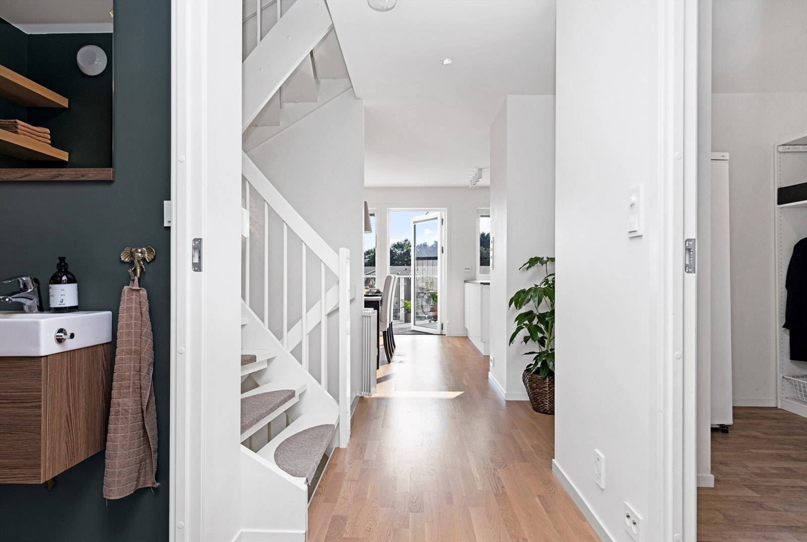 I 1. etasje har man både gjestetoalett, romslig bi inngang, vaskerom og stort kjøkken Galleribilde