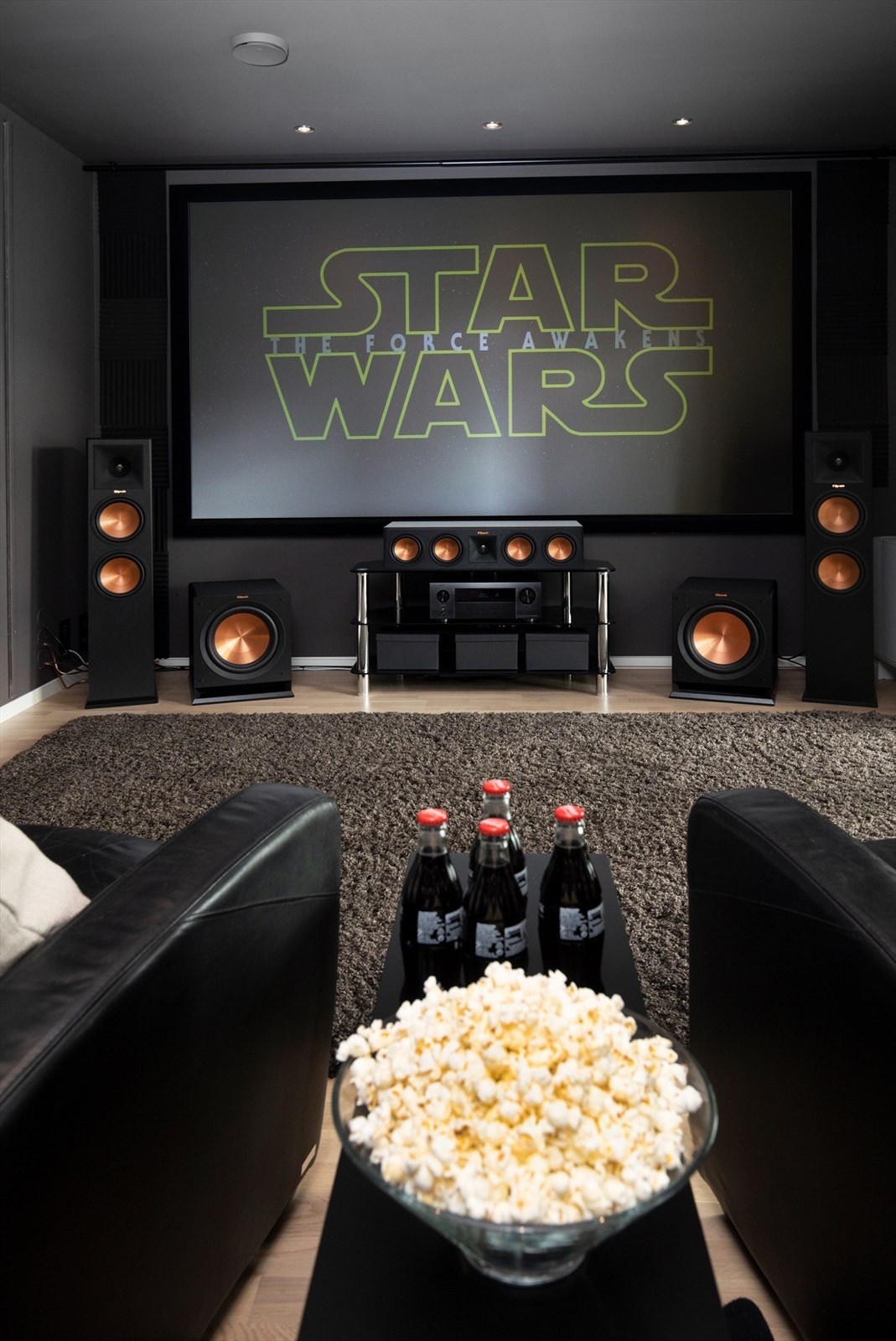 Tøff innredet stue hvor man lett kan tilbringe mange timer Galleribilde