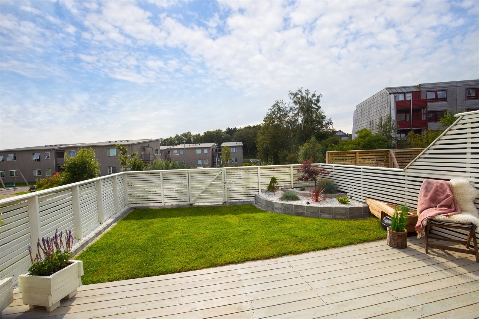 Fra hagen har du egen port som gir deg muligheten til å gå direkte ut i friområde Galleribilde