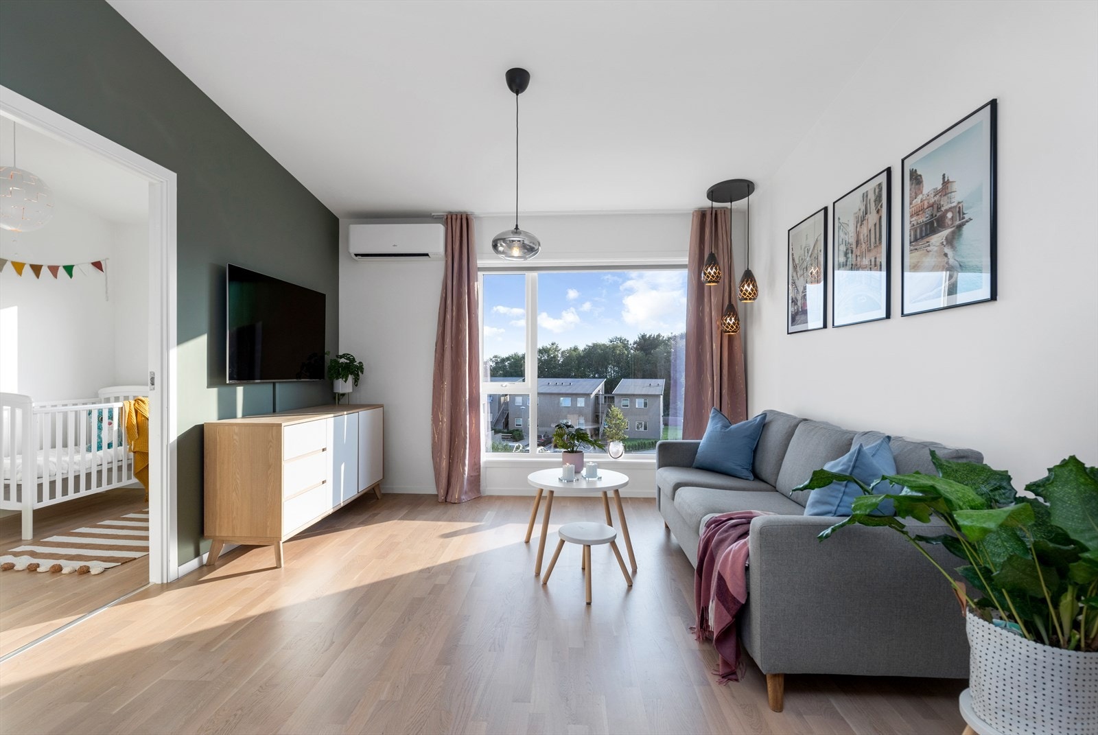 Romslig stue i 2. etasje Galleribilde