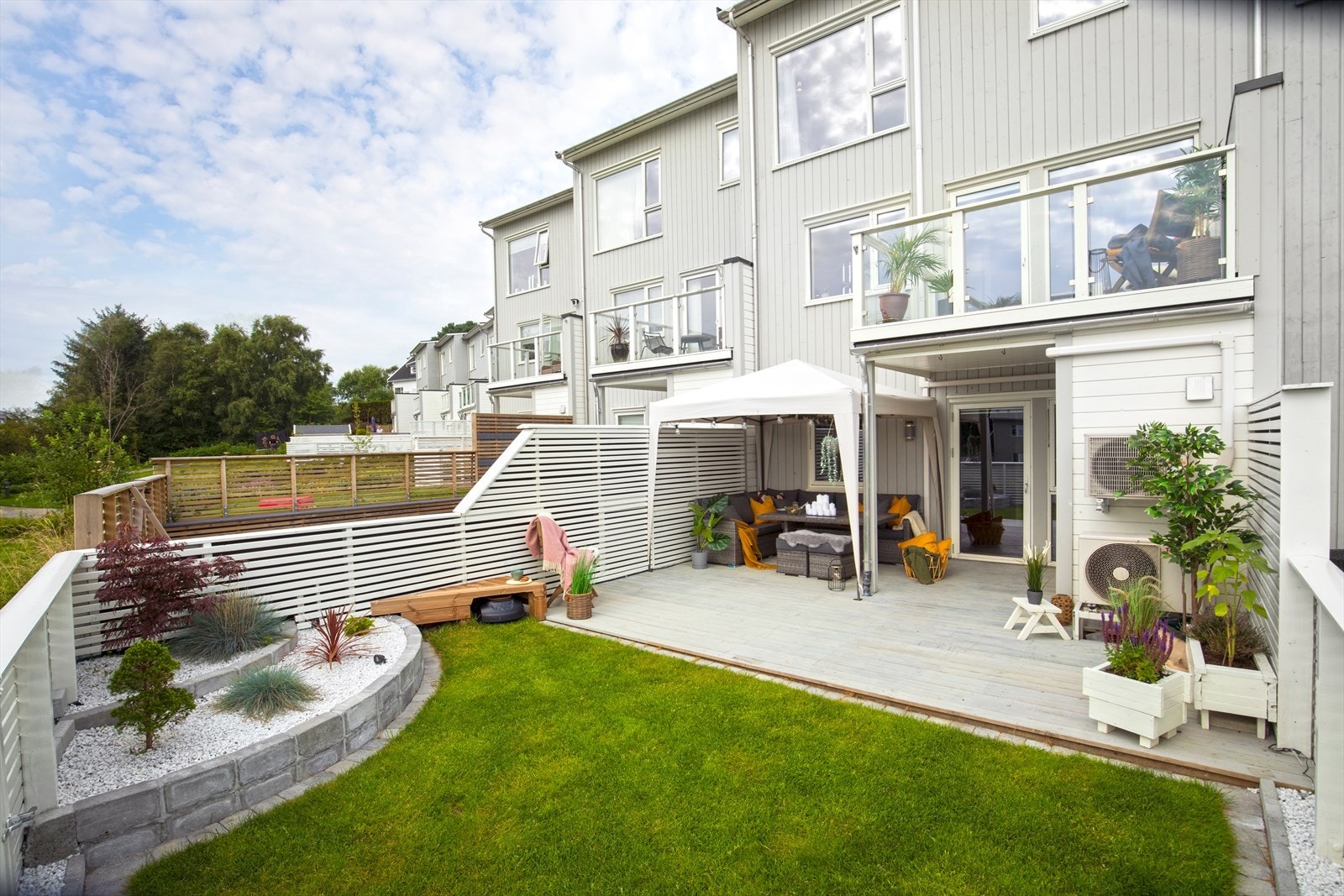 Romslig og solrikt uteområde vendt mot sørvest Galleribilde