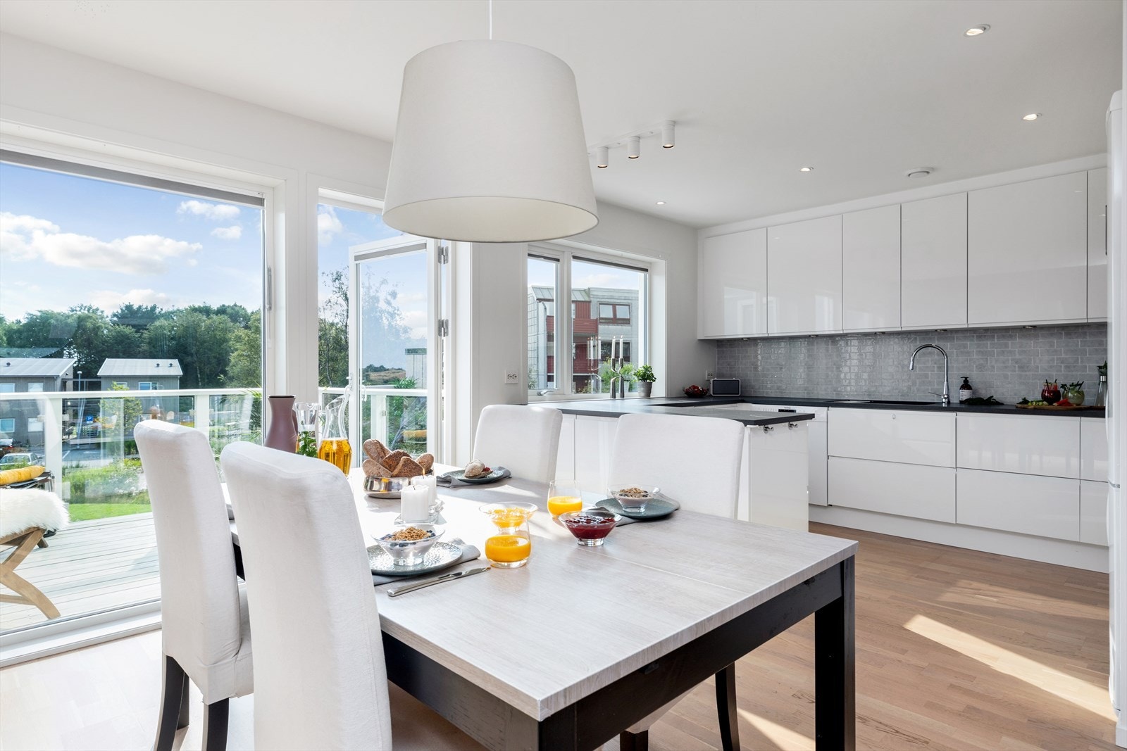 Lekkert kjøkken med praktisk halvøy Galleribilde