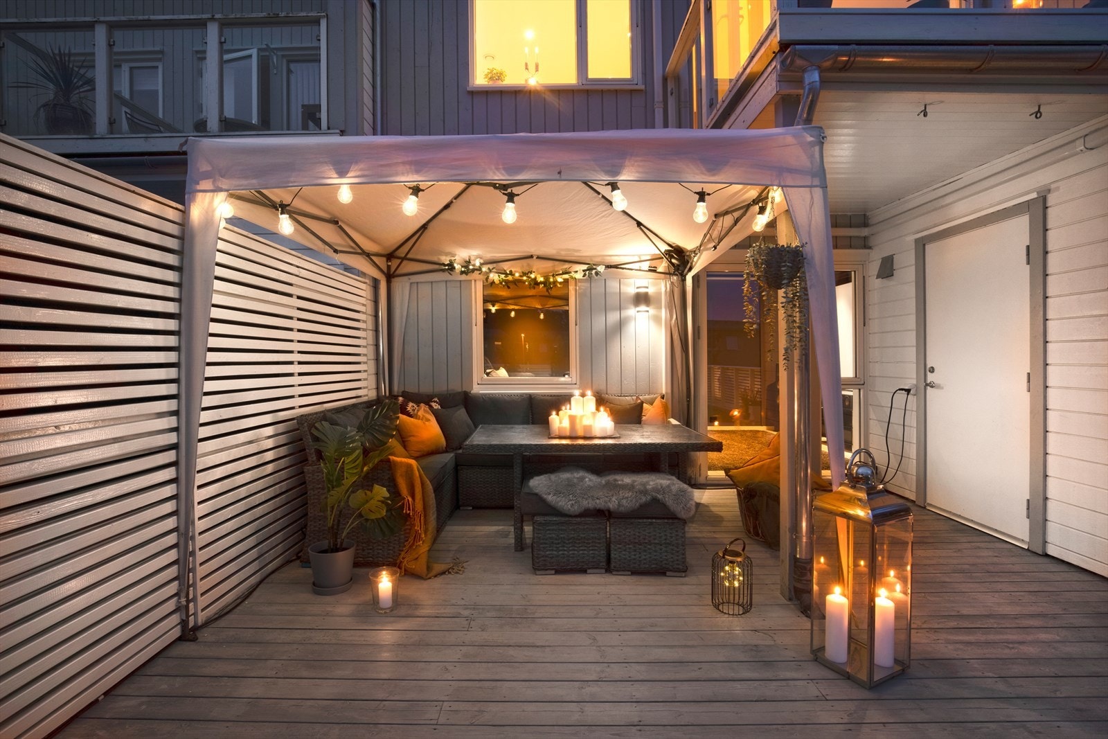 I hagen finner du både terrasse, plen og bod, samt et flott spile-gjerde som omkranser hagen Galleribilde