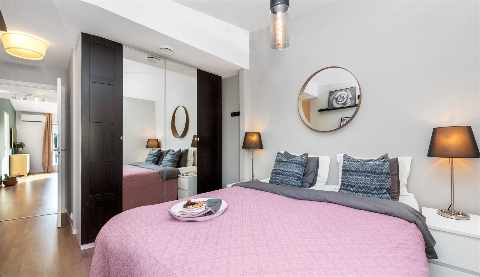 Stort hovedsoverom med god plass til både stor seng og garderobeskap Galleribilde