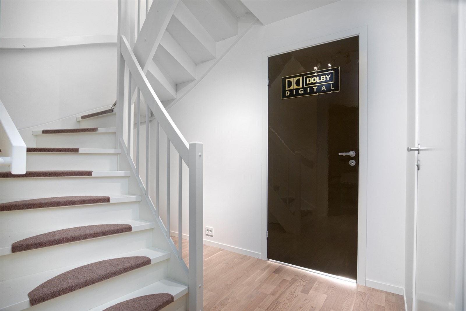 I underetasjen finner du stue (kinorom), bod, bad og kontor Galleribilde