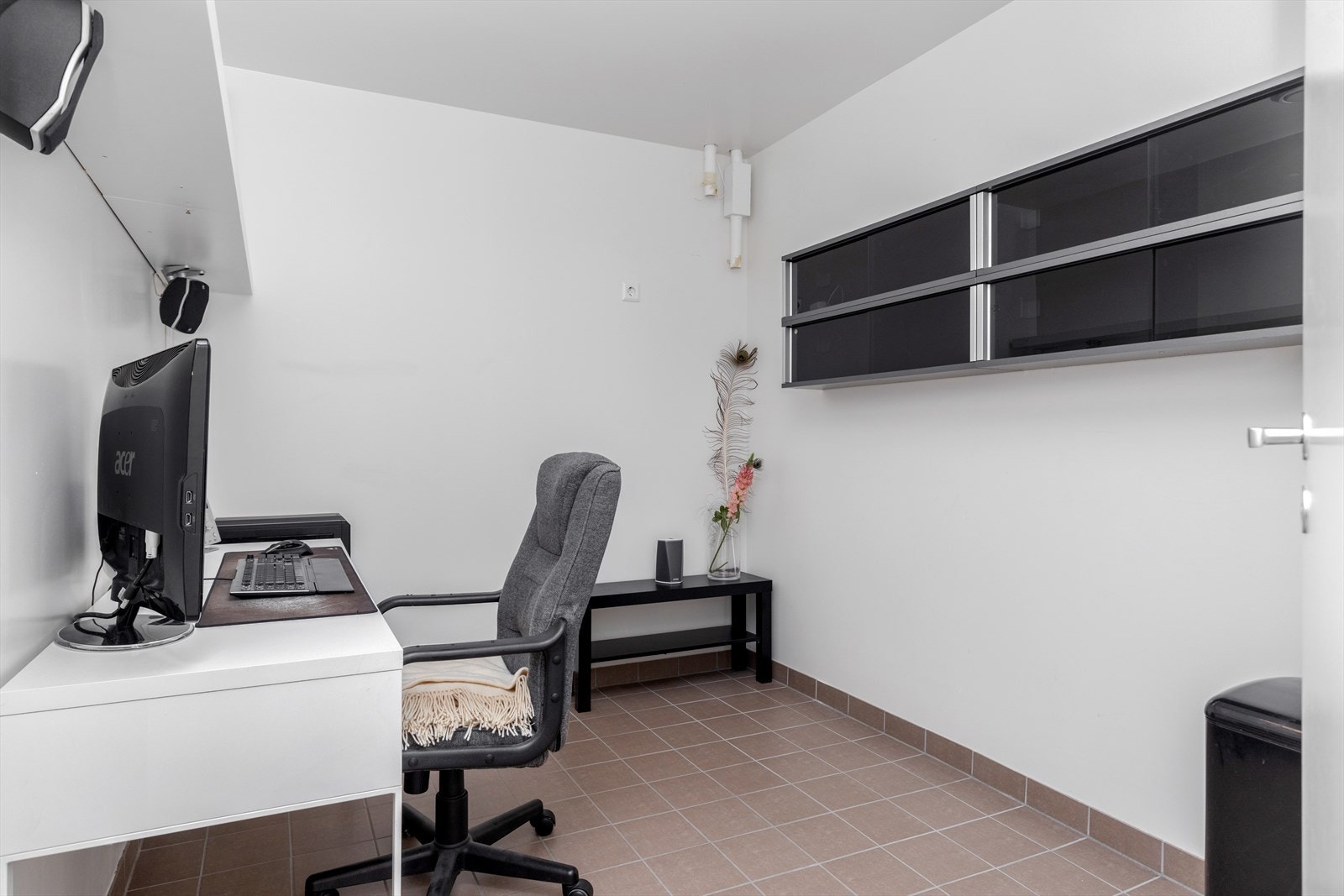 Praktisk kontor i underetasje Galleribilde