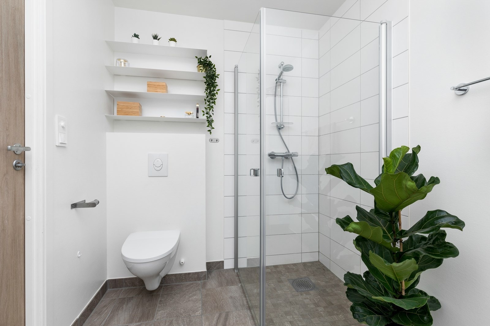 Stor dusj med glassdører 90x90 cm. Bad 2. etasje Galleribilde