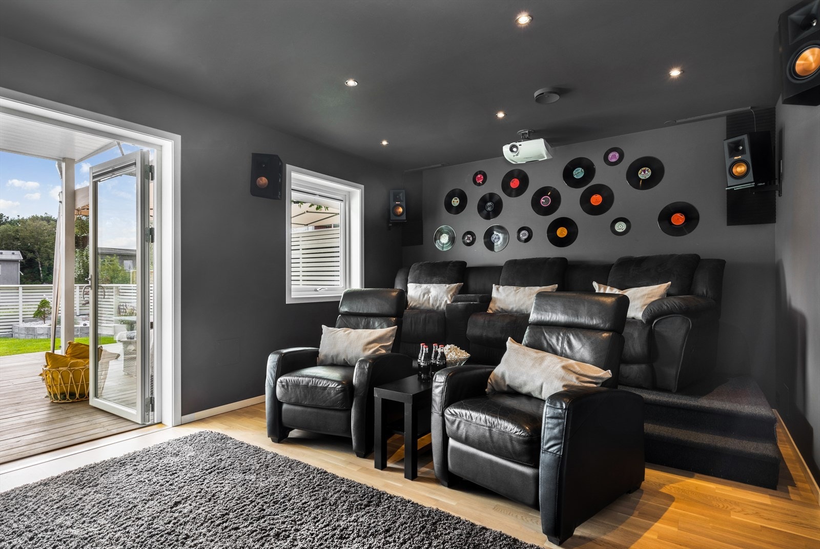 Boligens andre stue - i dag innredet som kinorom Galleribilde