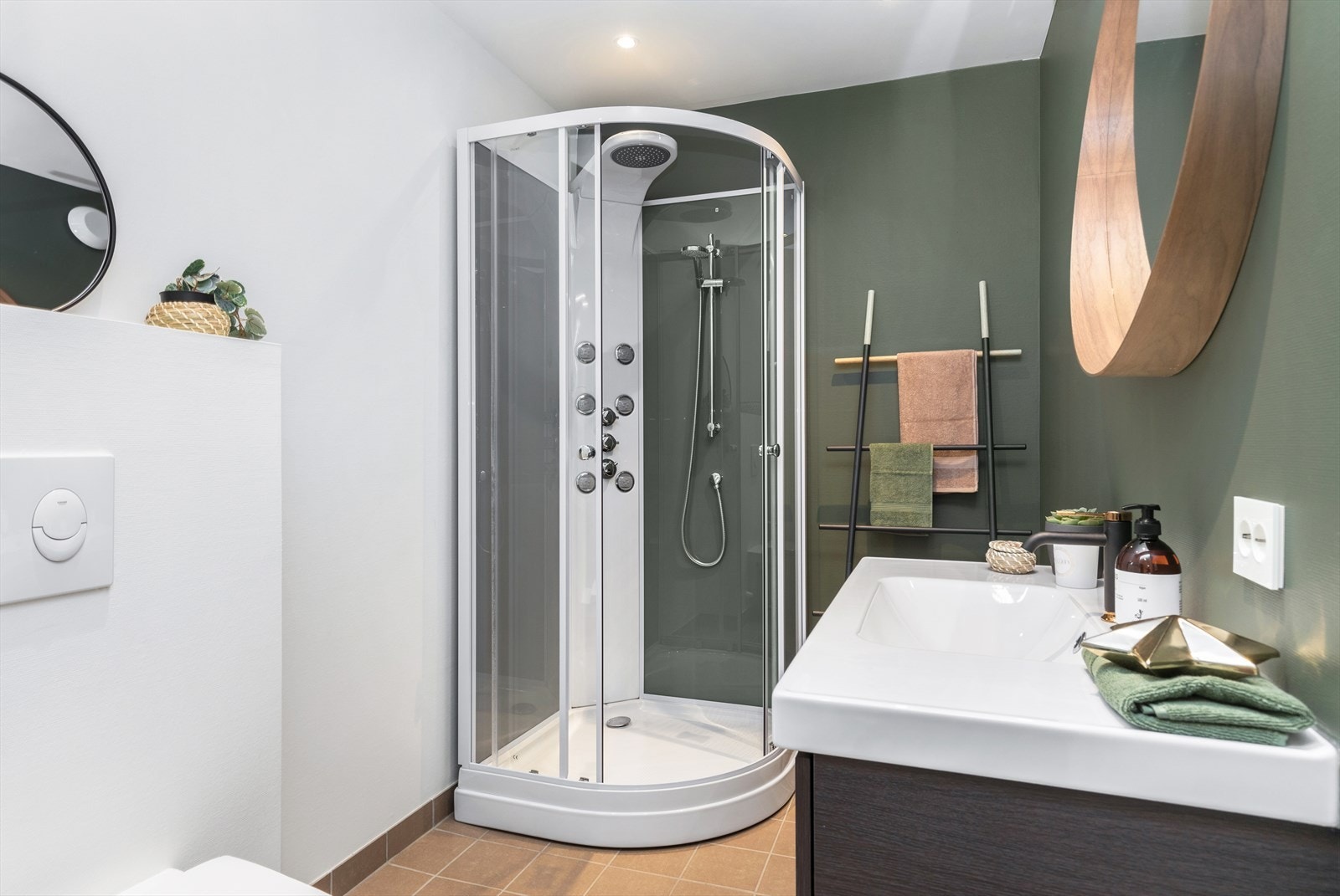 Flott innredning. Badet har vannbåren varme Galleribilde