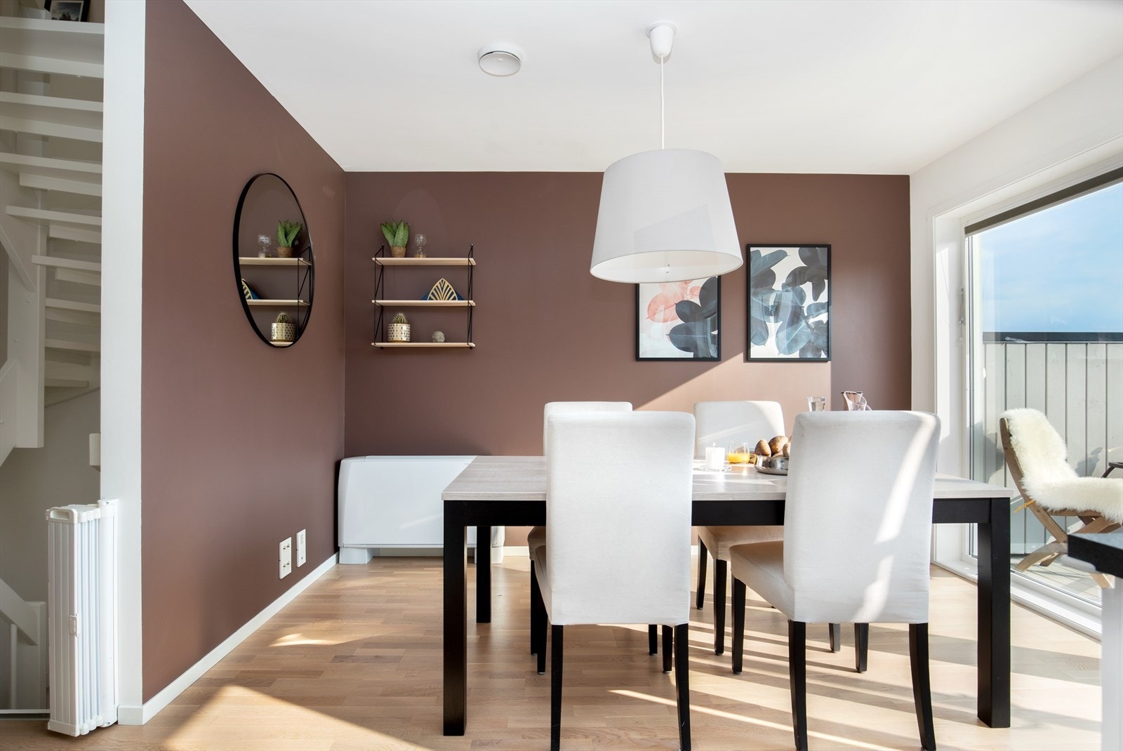 Romslig kjøkken med plass til stort spisebord Galleribilde