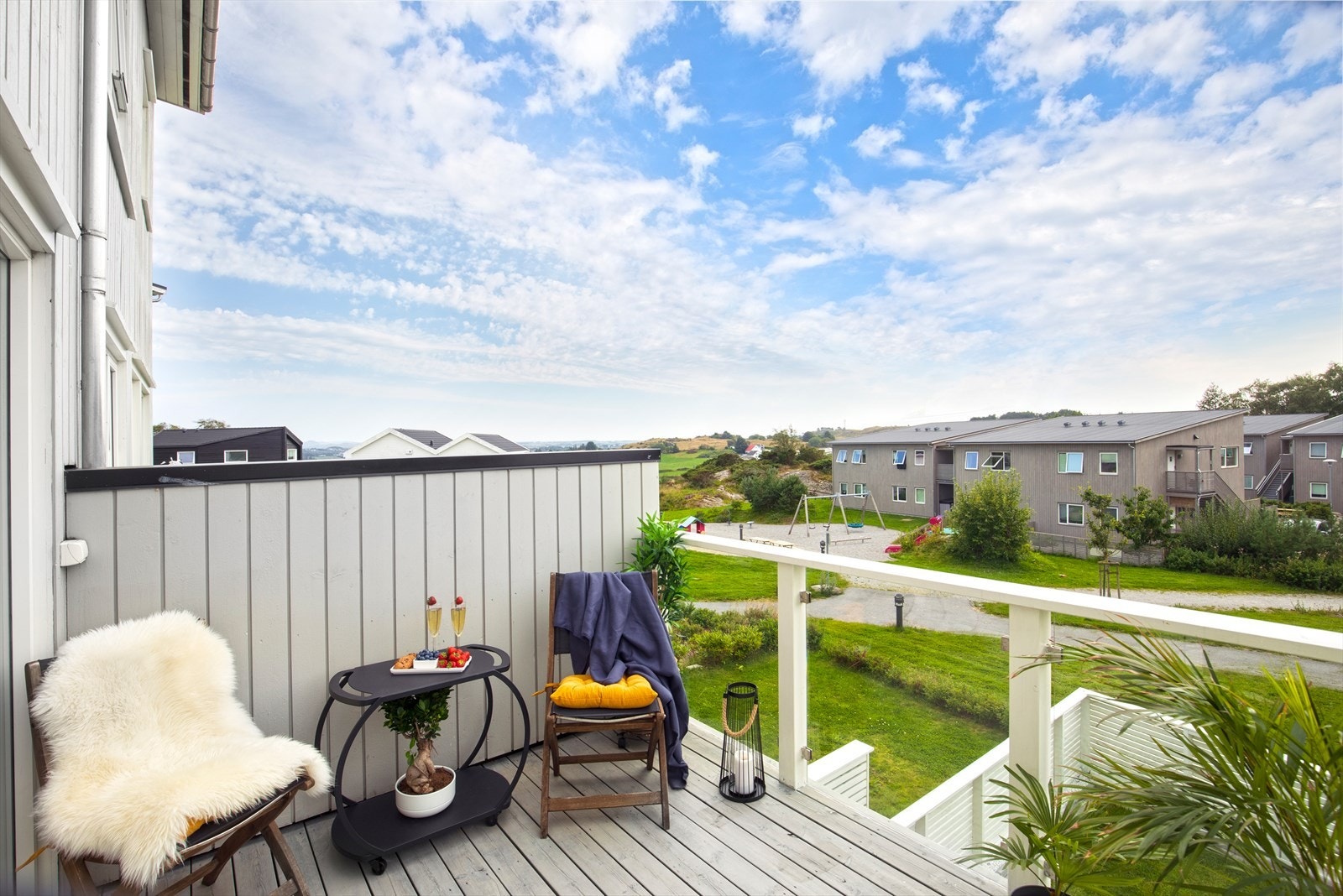 Koselig og solrik balkong med utgang fra kjøkken Galleribilde