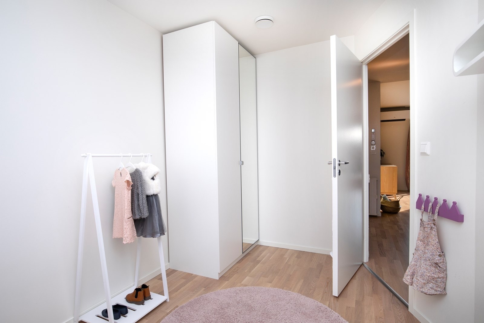 Soverom nr. 3 (2. etg). Her er det tilgang til loft med god lagringsplass Galleribilde