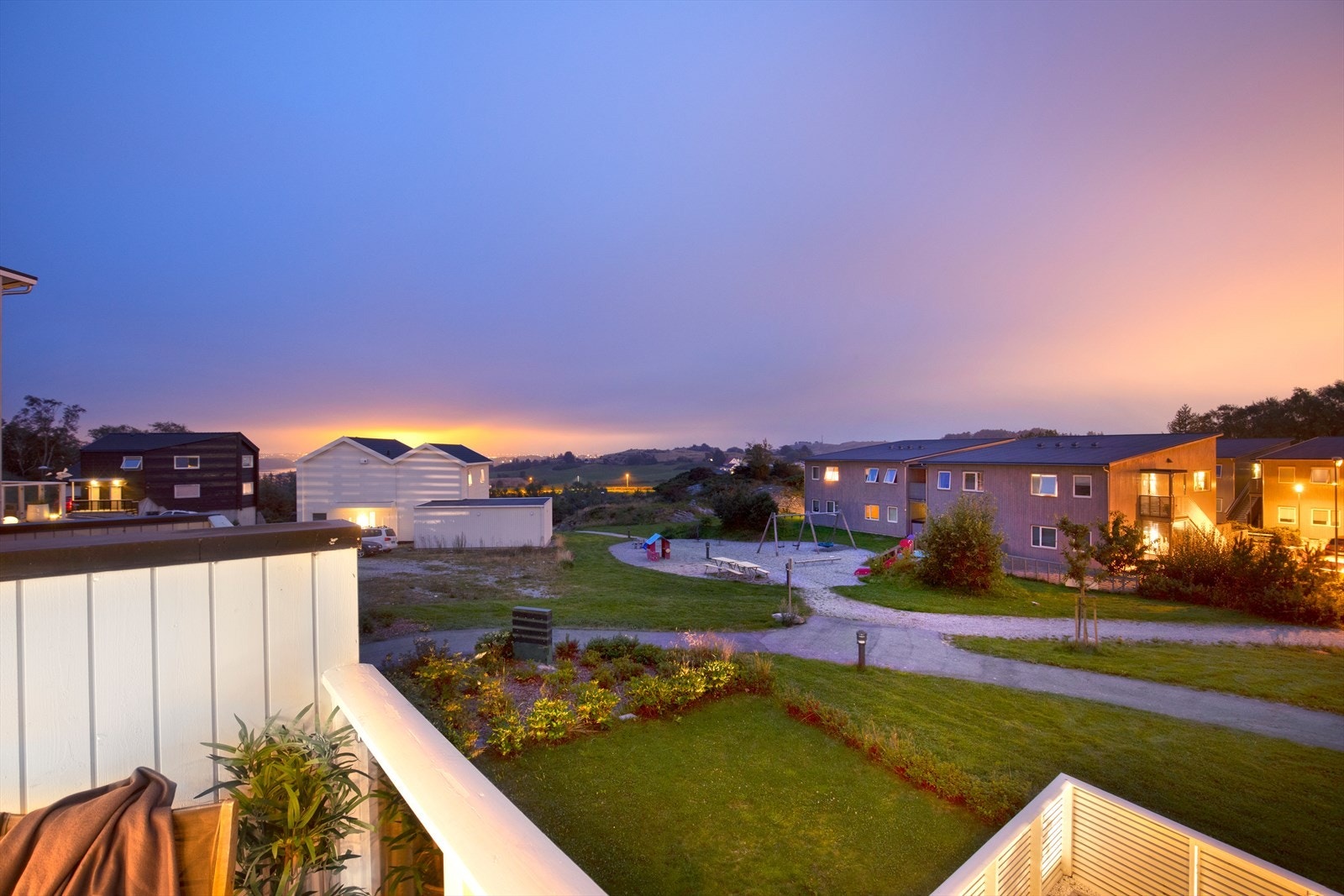 Fra balkongen har du en herlig åpen utsikt mot friområde, lekeplass og nabolaget Galleribilde