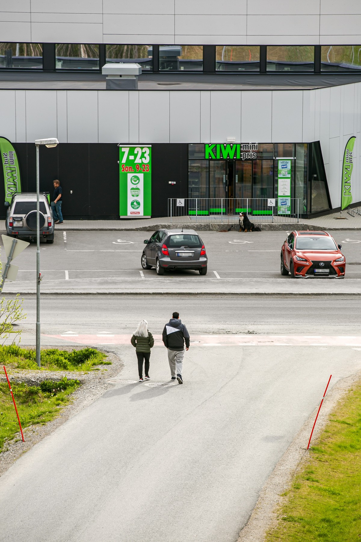 Rett over gaten for leiligheten er det stor dagligvare med søndagsåpent