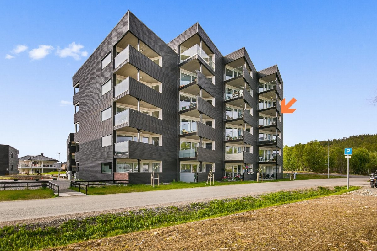 Bygningsmassen har en presentabel fasade og eiendommen er pent opparbeidet