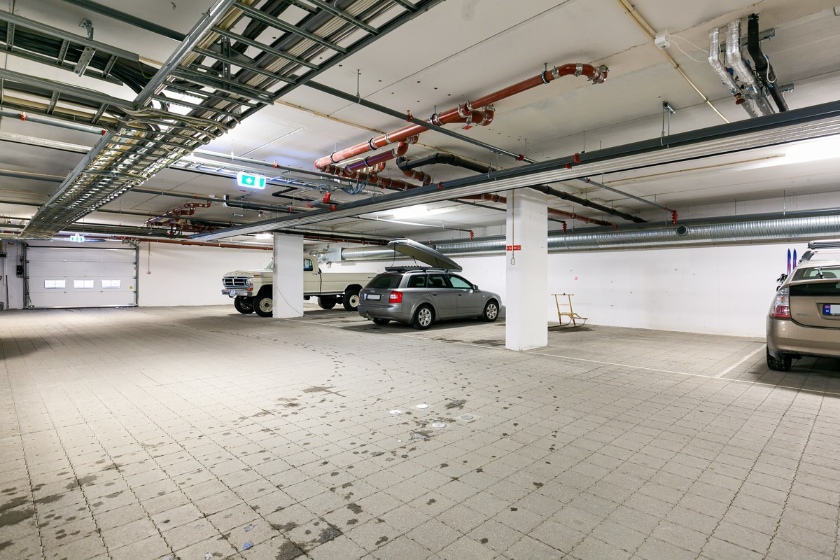 Heis og direkte adgang til fast biloppstillingsplass i underetasjen