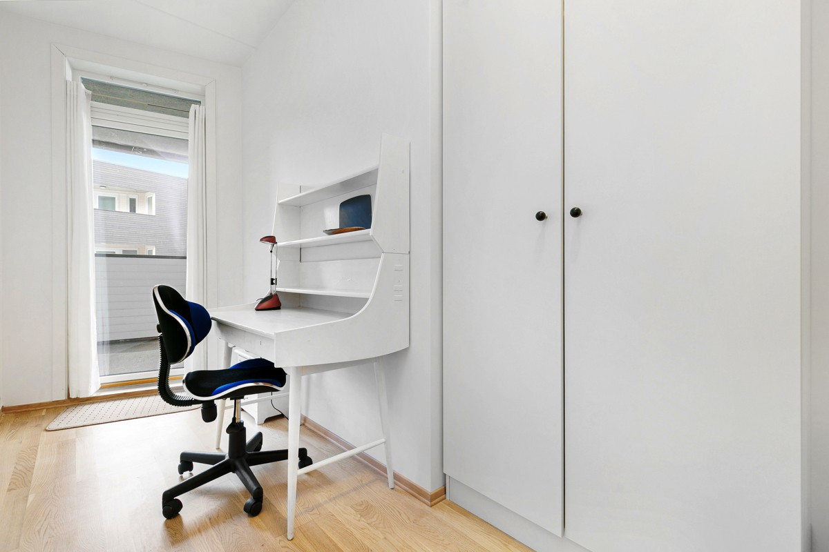 Det er god plass til skrivebord og garderobeskap