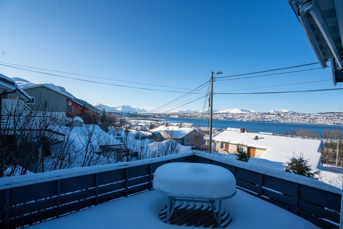 Veranda mot sørvest med tilgang fra stue