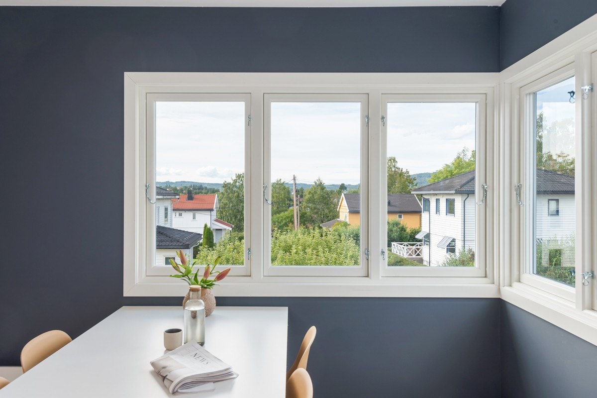 Spiseplass ved hjørnevinduer og med fin utsikt Galleribilde