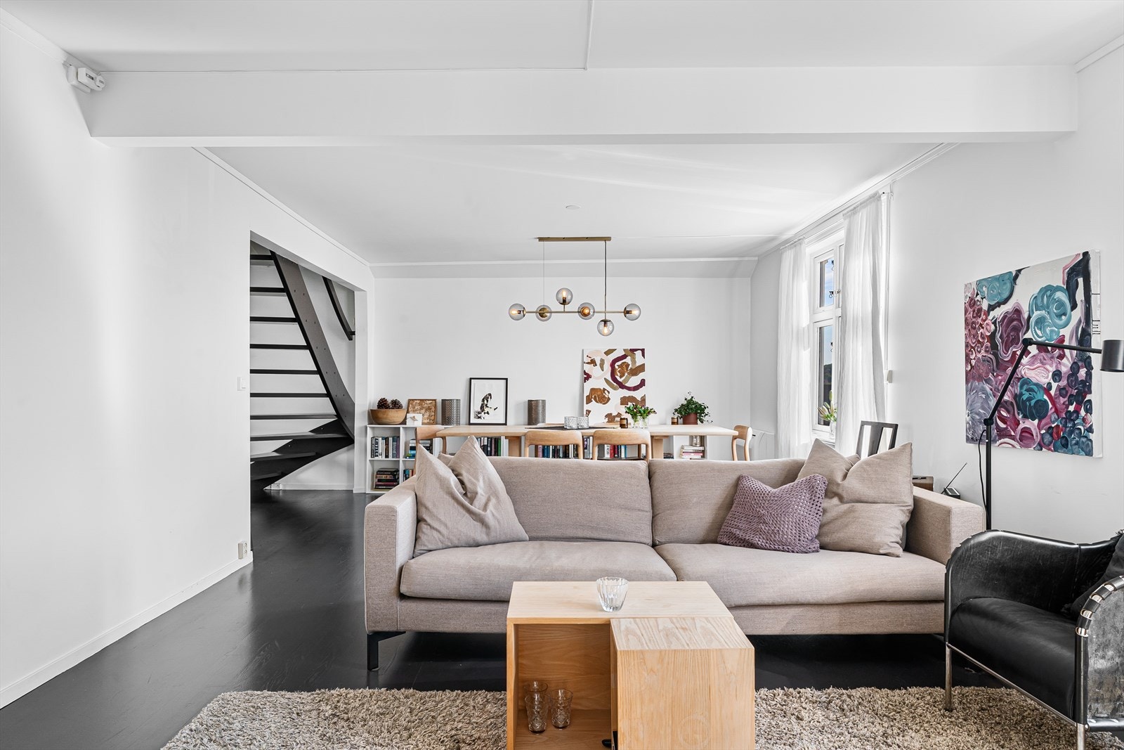 Stor åpen stue med plass til flere sittegrupper. Galleribilde