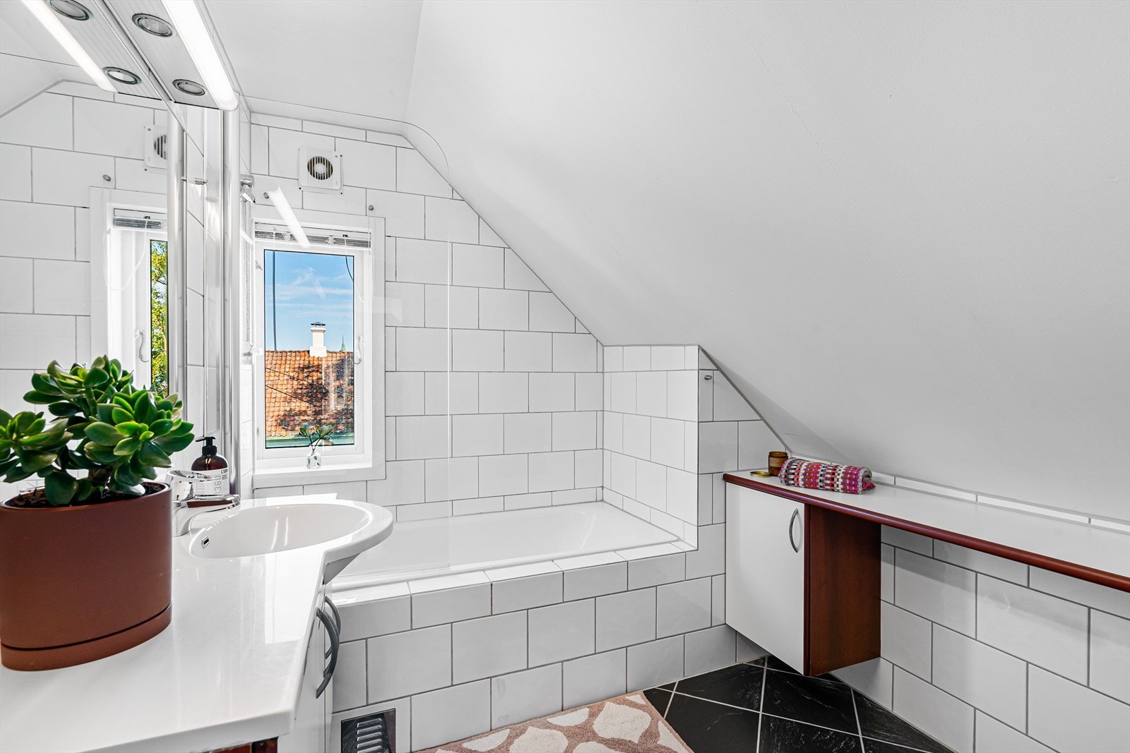 Badet på loft. Galleribilde