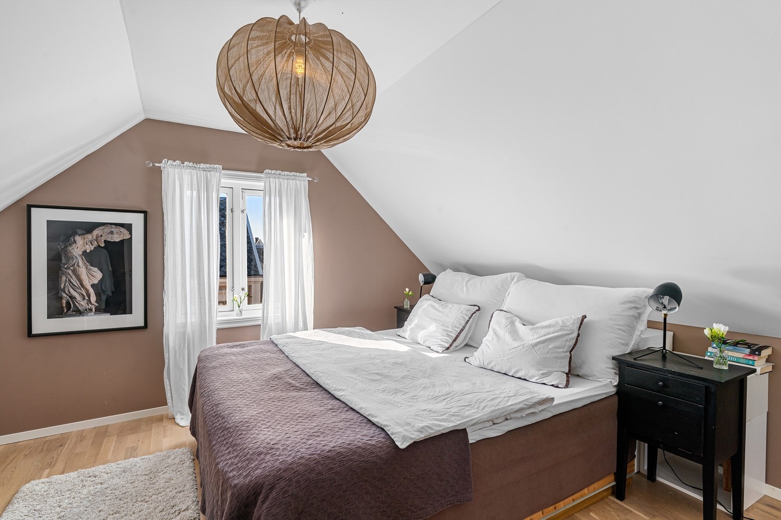 Master bedroom på loft. Malt i tidsriktige farger. Galleribilde