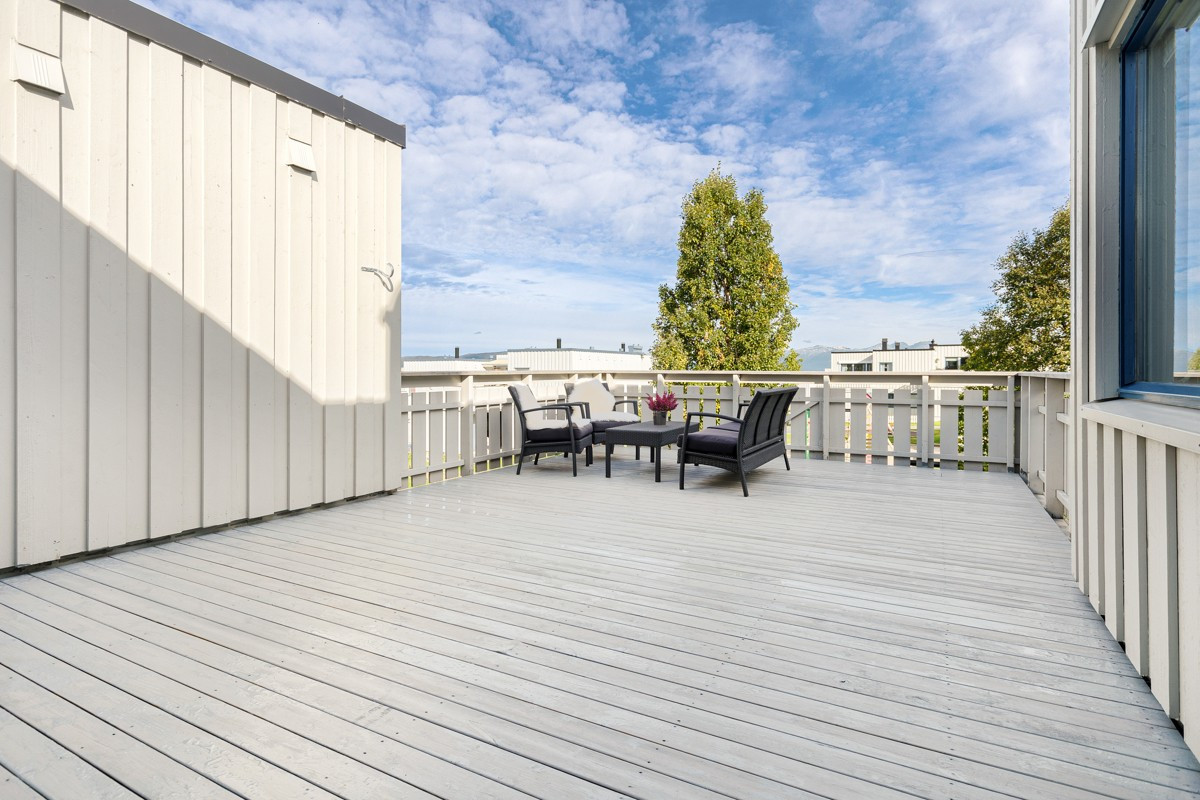 Fra stuen er det utgang til en romslig terrasse med plass til diverse hagemøblement