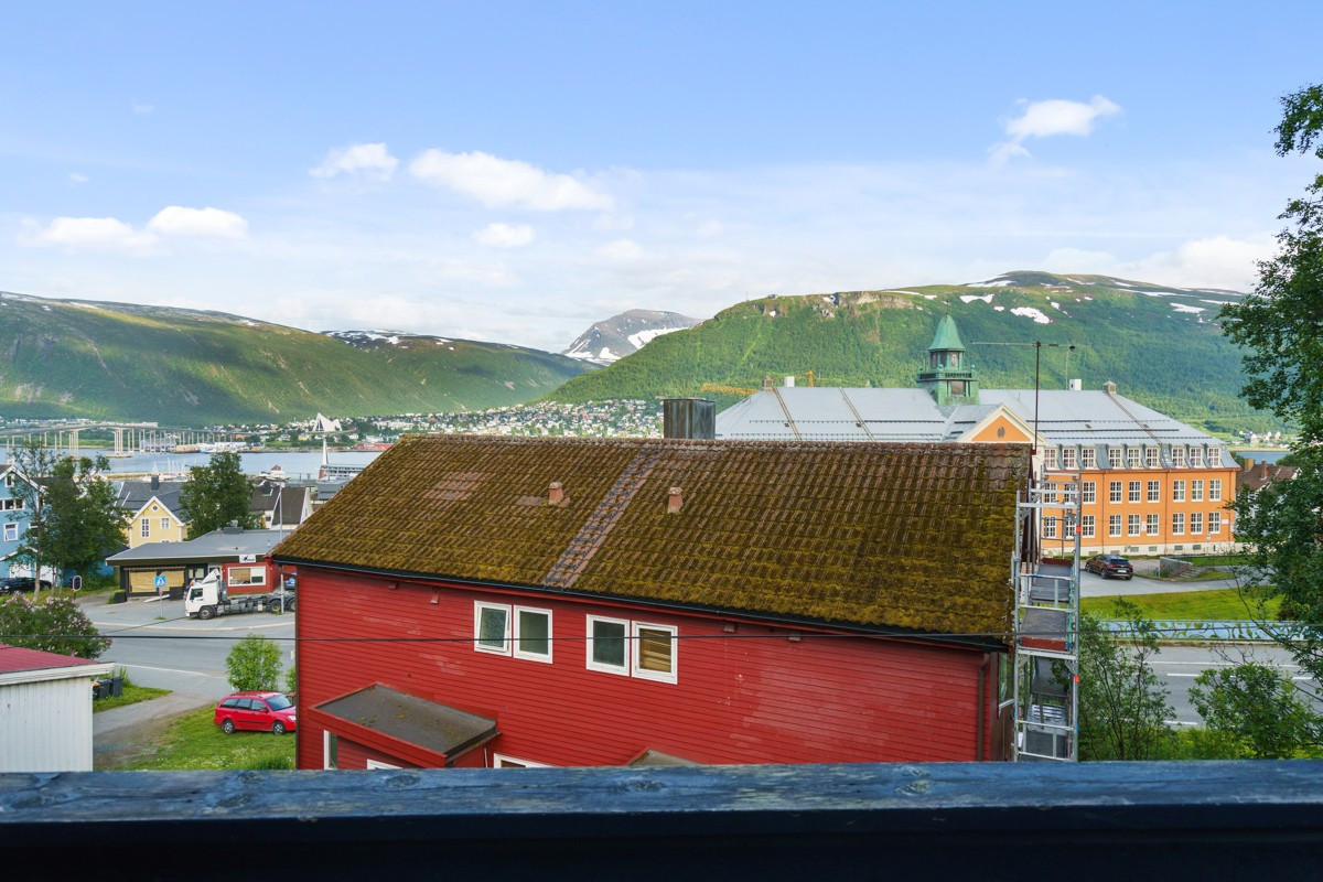 Fra eiendommen er det flott utsikt over sentrum, med Tromsdalen og Tromsdalstinden som bakteppe