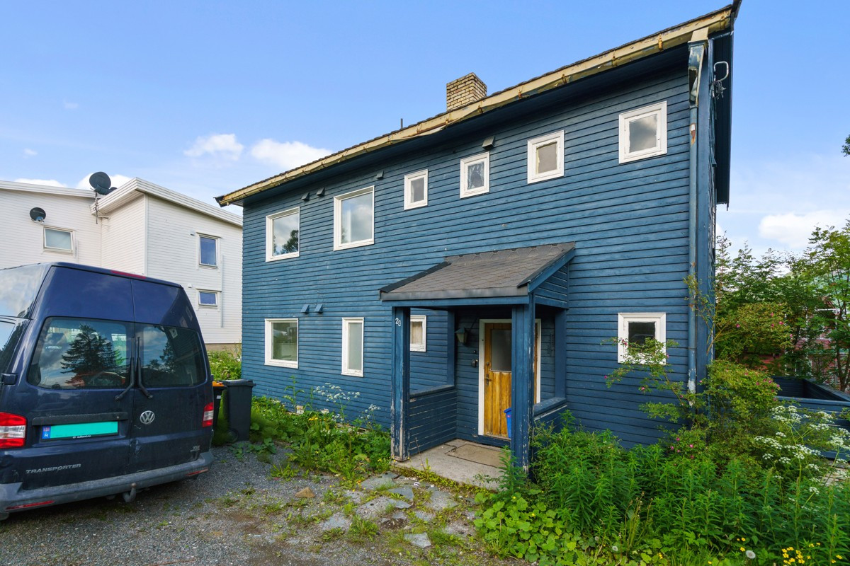 Fasade mot nord-vest - oppstillingsplass på eiendommens fremside