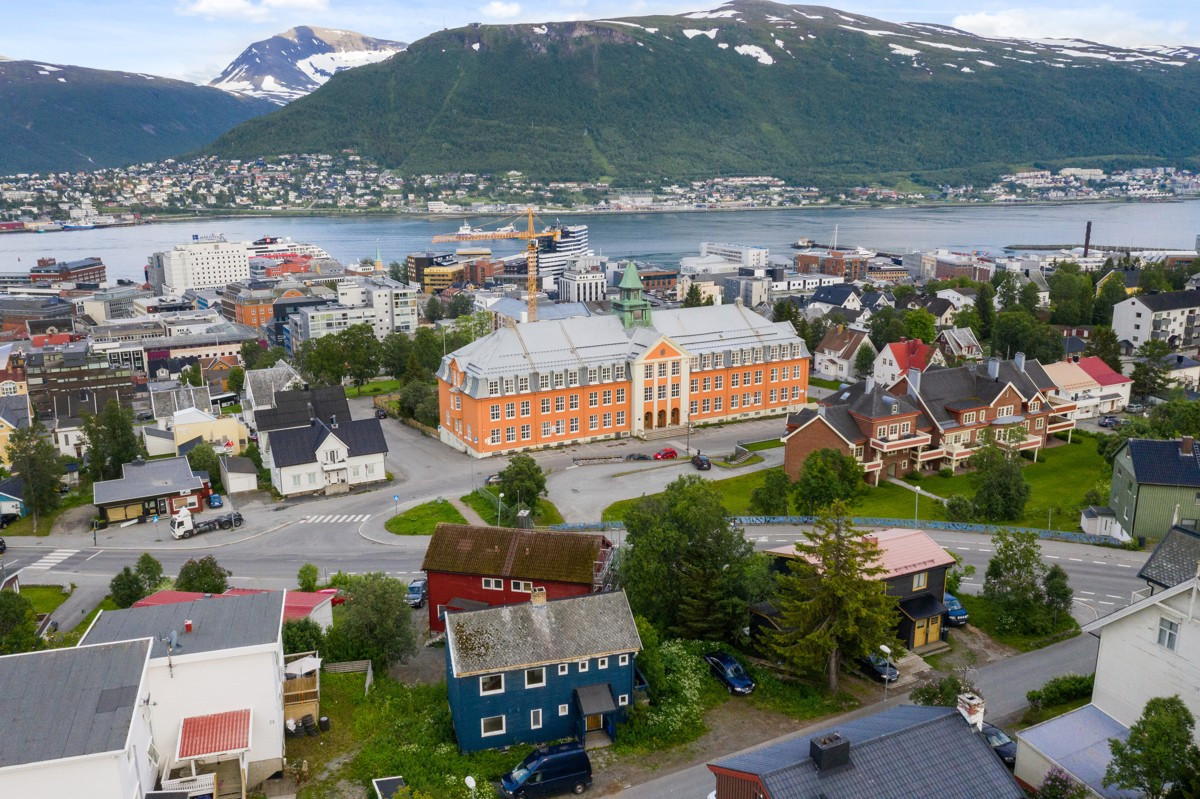 Eiendommen ligger i en lite traffikert gate med gangavstand til alt av sentrums fasiliteter