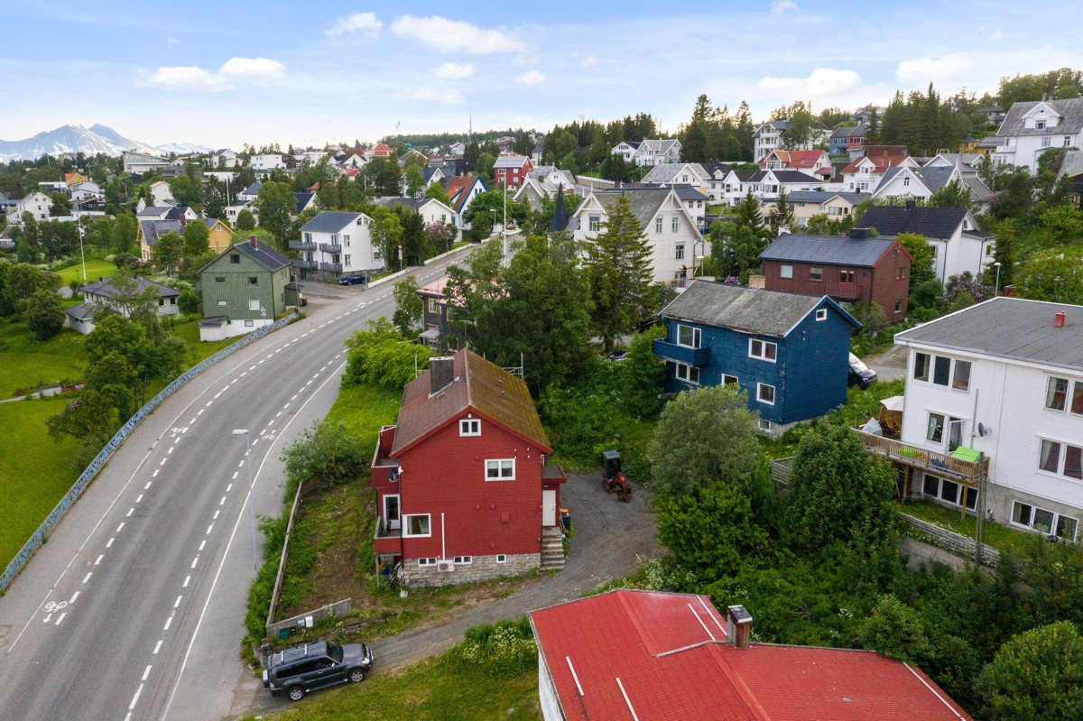 Eiendommen burde ses i sammenheng med Kirkegårdsvegen 5 og 7 som også er for salg