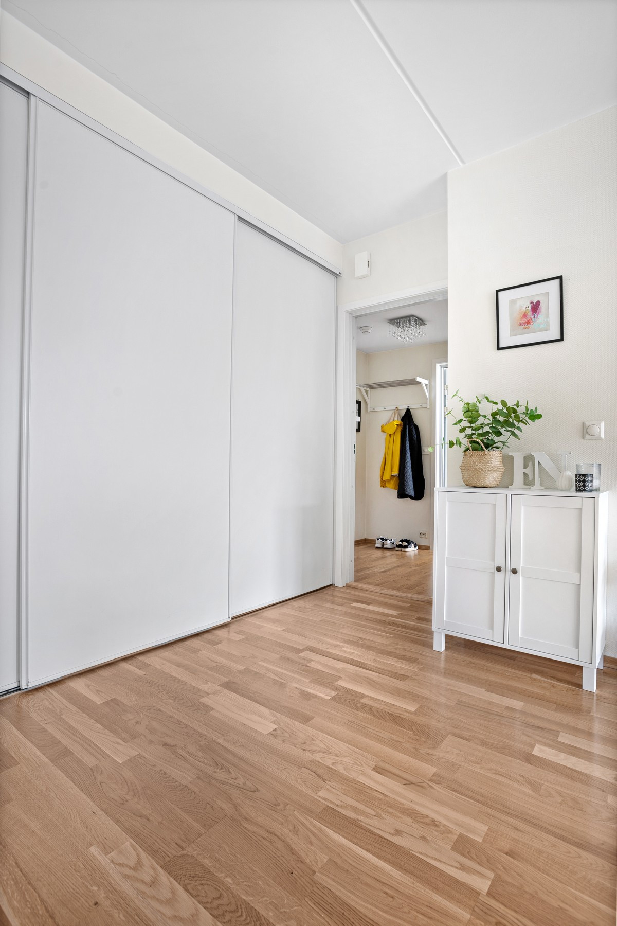 Stor skyvedørsgarderobe som fungerer som en ekstra innebod.