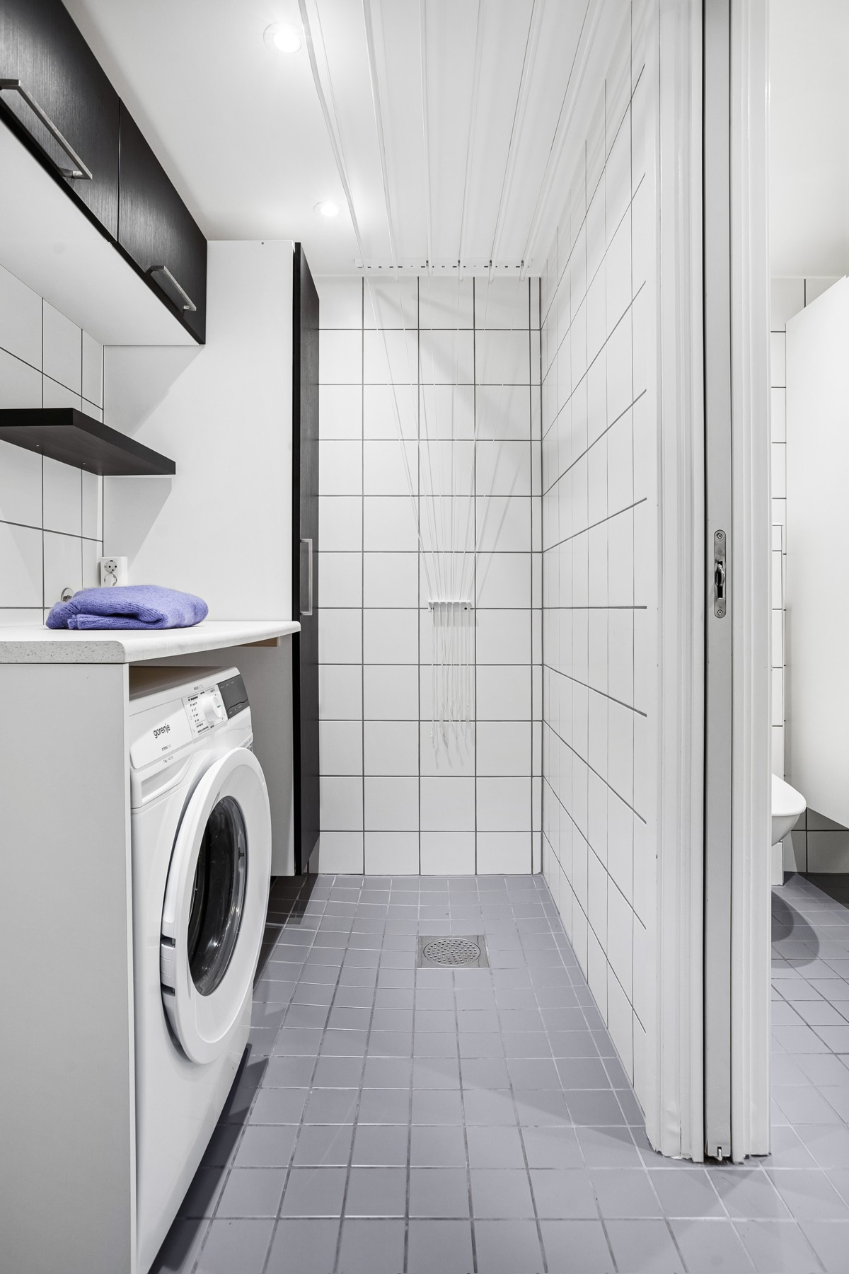 Adskilt fra badet er det vaskerom med opplegg til vaskemaskin - Dette er en meget god løsning