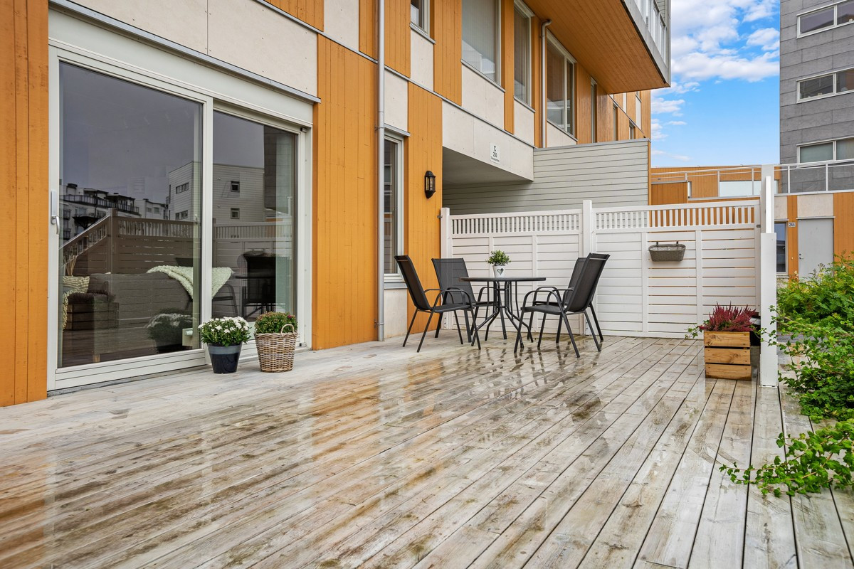 Stor markterasse med plass til spisegruppe og grill