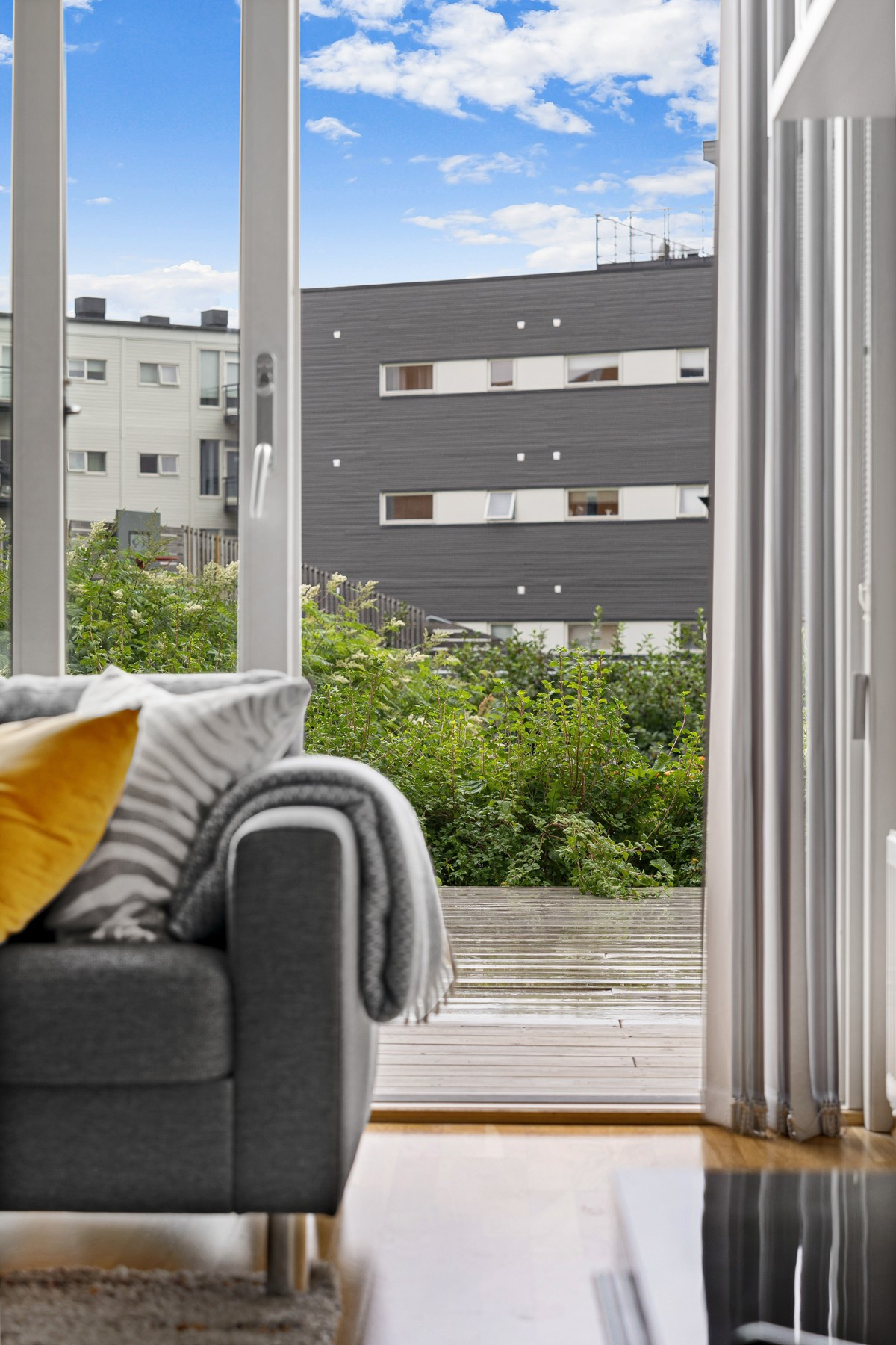 Utgang til egen markterrasse fra stuen