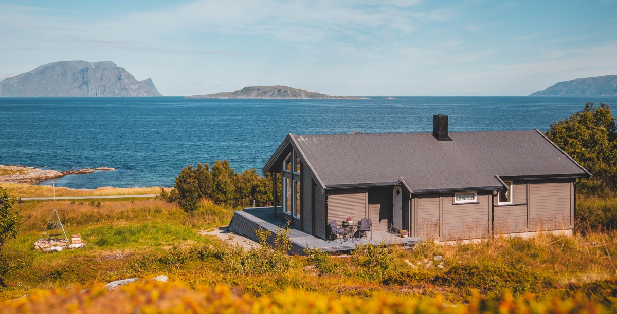 En svært tiltalende fritidsbolig med gode sol- og utsiktsforhold på vakre Vannøya!