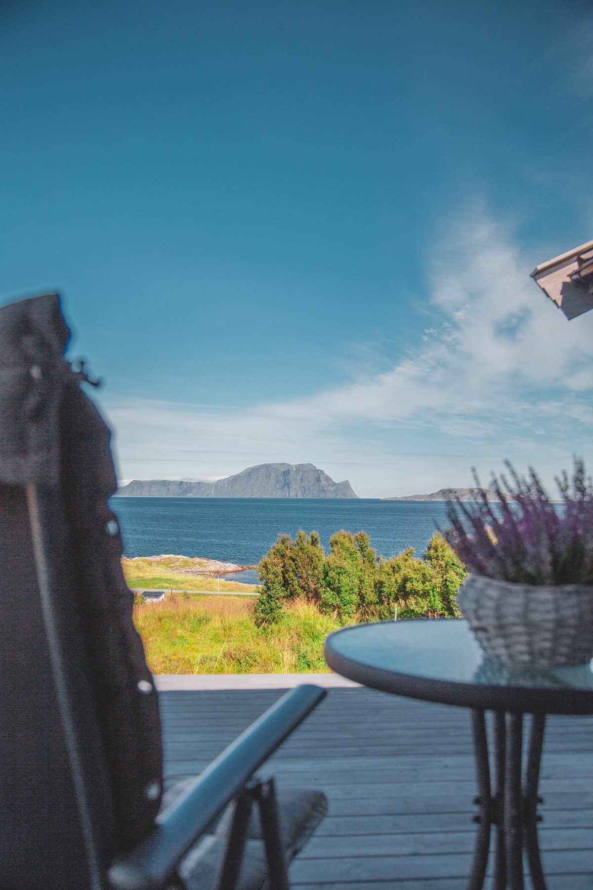 En hyggelig terrasse hvor man kan nyte fantastisk utsikt