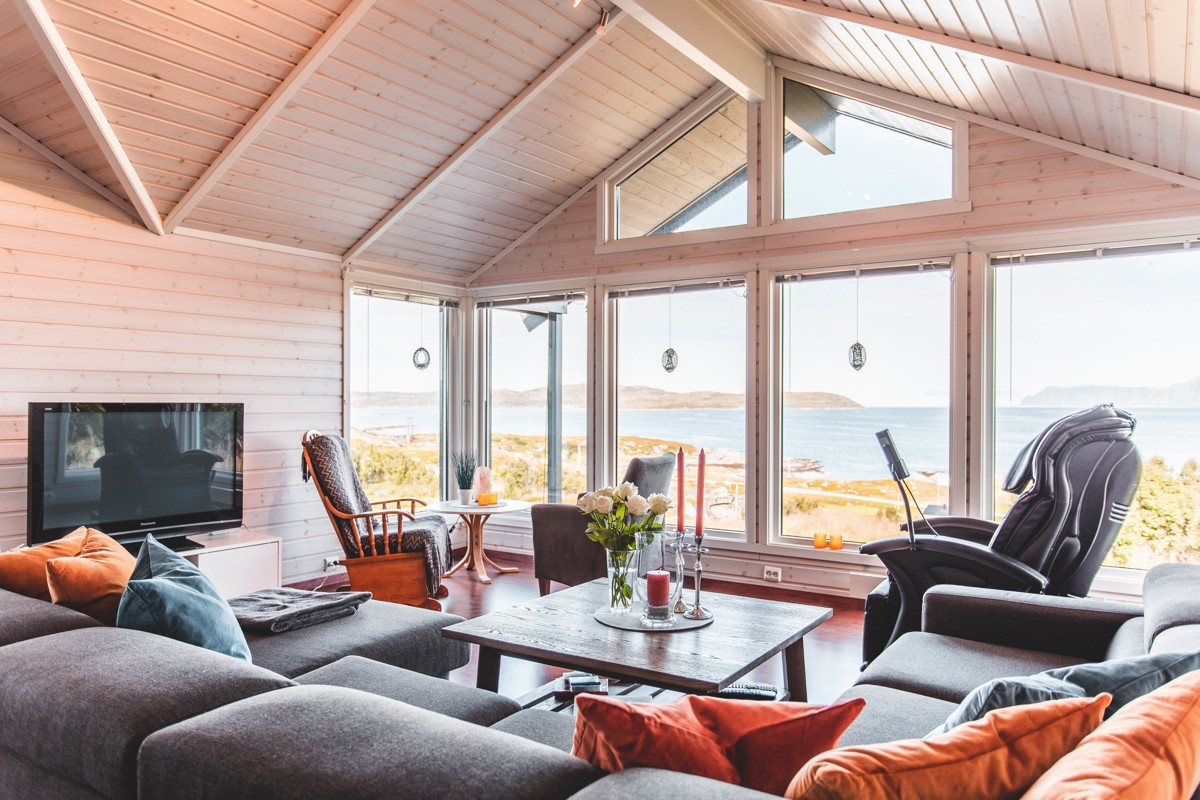 Stuen har store vinduflater som gir godt med naturlig lysinnslipp!