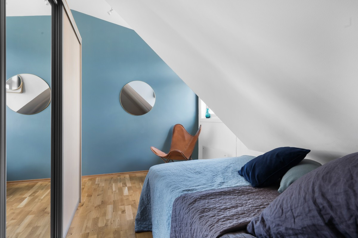 Skyvedørsgarderobe med god lagringsplass.