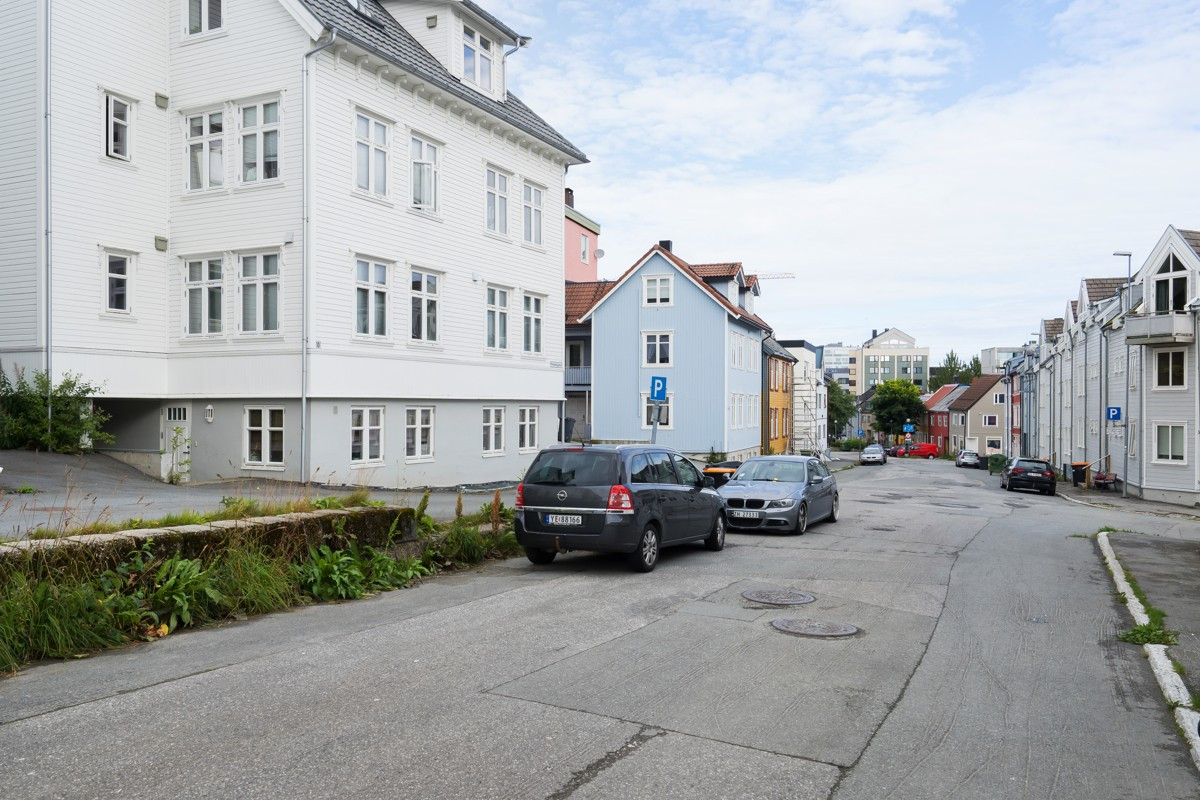 Tromsø parkering har parkeringskort for sonen til ca. 700,- kr. pr. mnd. Kontakt Tromsø Parkering for ytterligere informasjon.