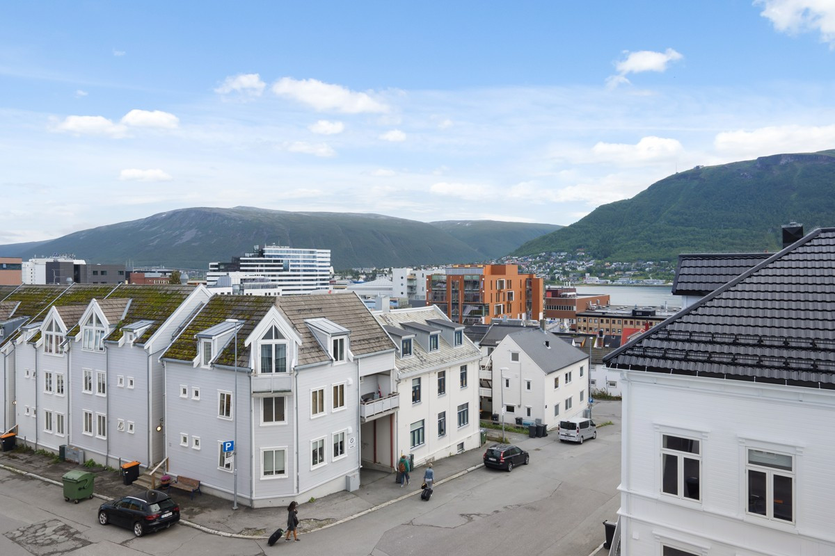 Fra leiligheten har man nydelig utsikt utover sundet og mot Fjellheisen.