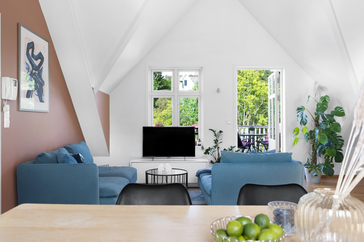 De store vindusflatene slipper inn rikelige mengder med naturlig lys.